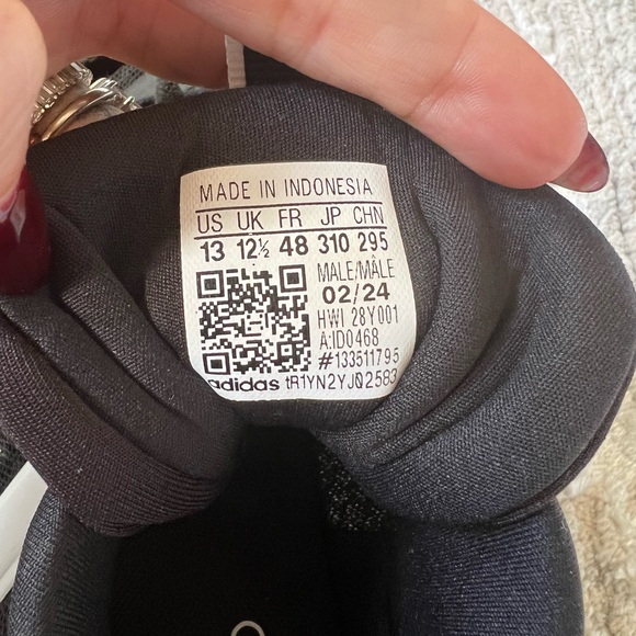 BRAND NEW Adidas Sneakers - Picture 6 of 6
